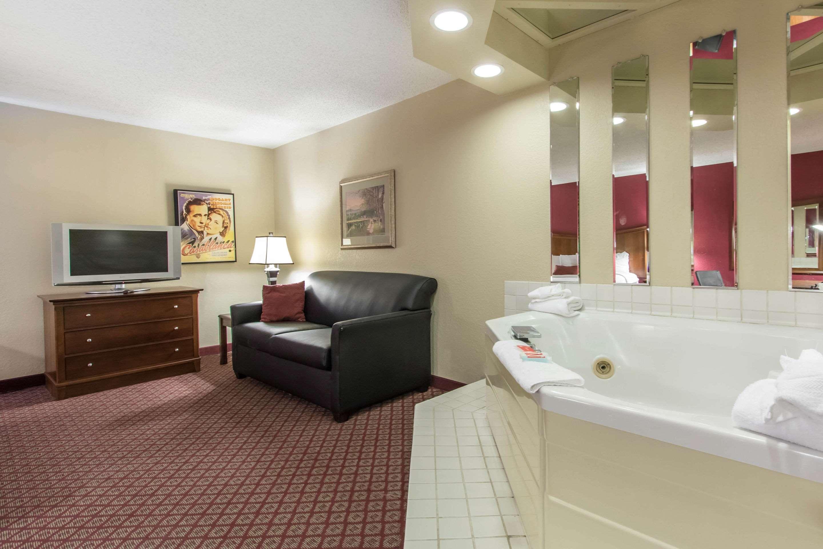 Econo Lodge Inn & Suites Joplin Eksteriør billede